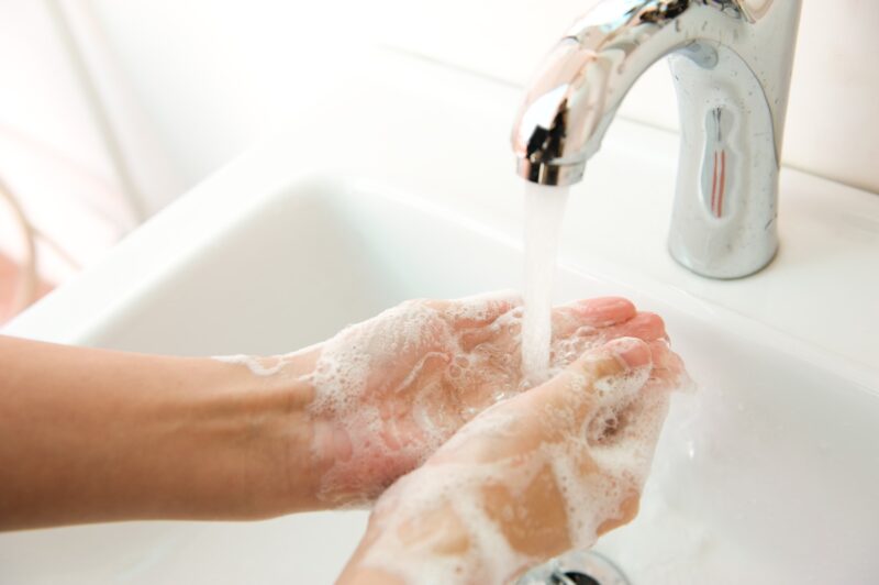 Rửa tay bằng xà phòng trước khi nấu ăn đảm bảo vệ sinh an toàn thực phẩm