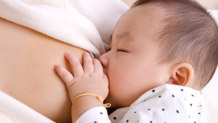Trẻ nên được bú sữa mẹ hoàn toàn trong 6 tháng đầu đời