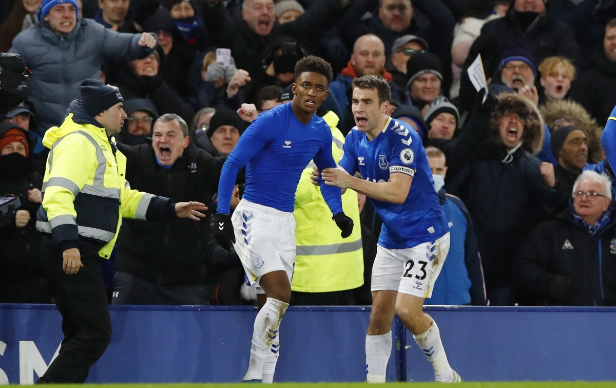 Gray cởi áo ăn mừng sau bàn thắng ấn định tỷ số cho Everton. (Ảnh:Reuters). 