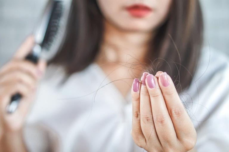Vì sao bị rụng tóc nhiều, móng tay dễ gãy? Cách chữa trị như thế nào?